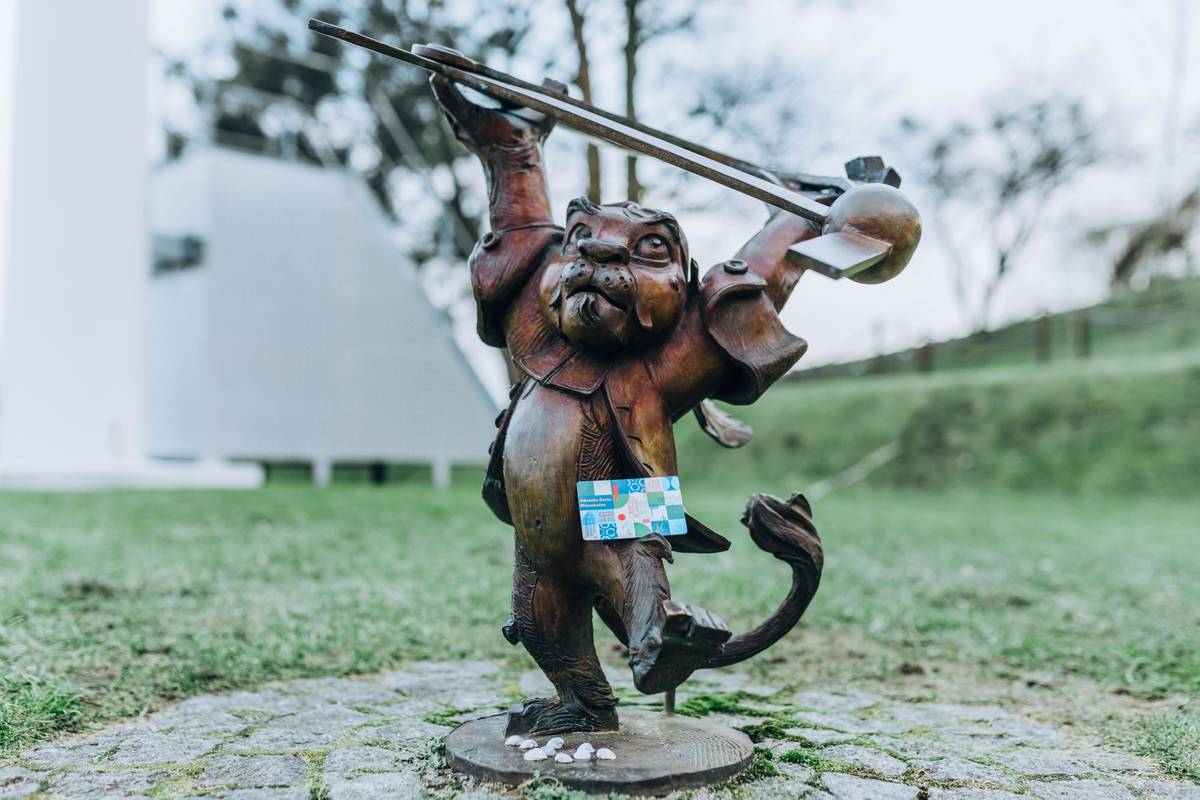 Figurka lwa Heweliona, który mierzy rozkład gwiazd i badawczo przygląda się niebu.