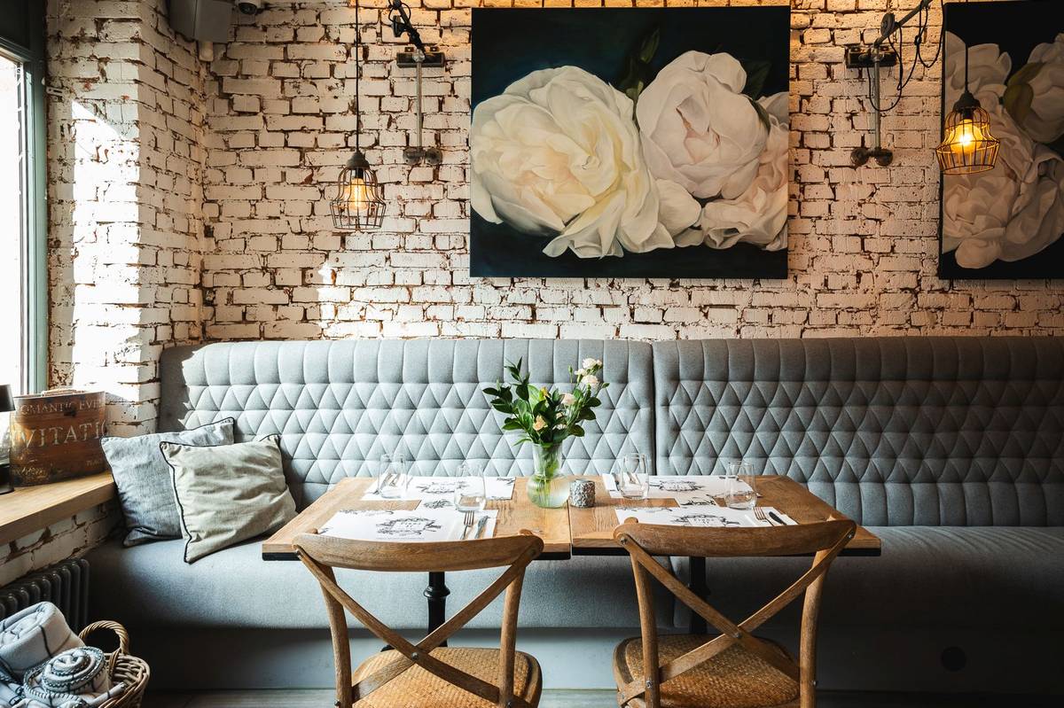 Widok na stolik i kanapę w restauracji Piwna 47 Food & Wine.