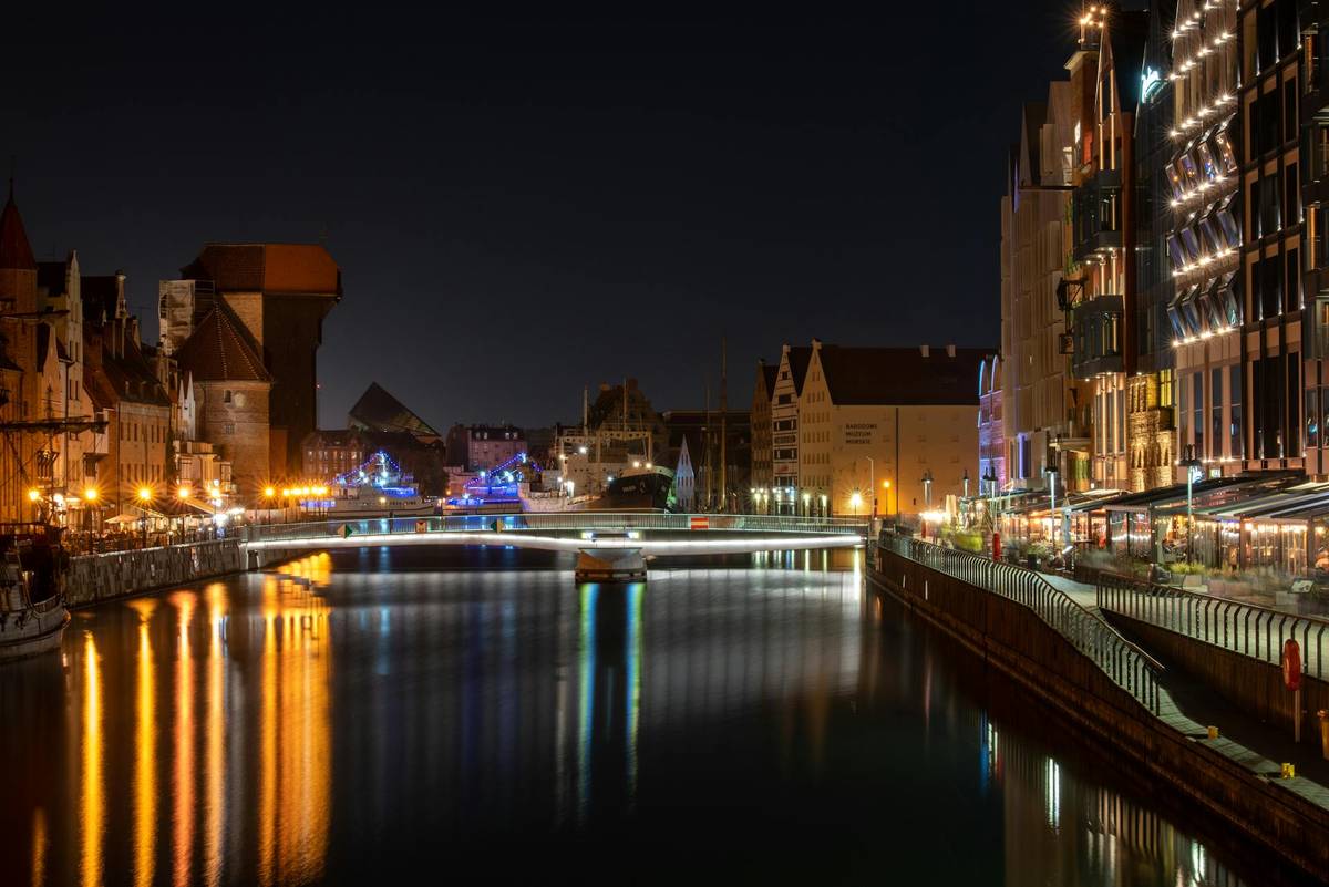 Widok Motławy nocą.